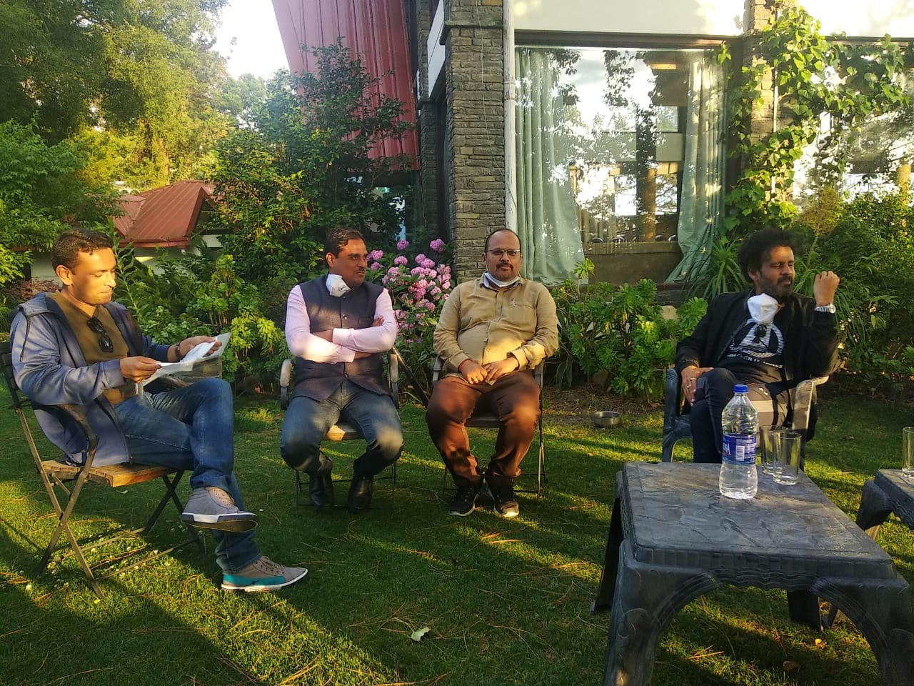bollywood actor manoj bajpayee in almora, visit in market, public rush comes to see him