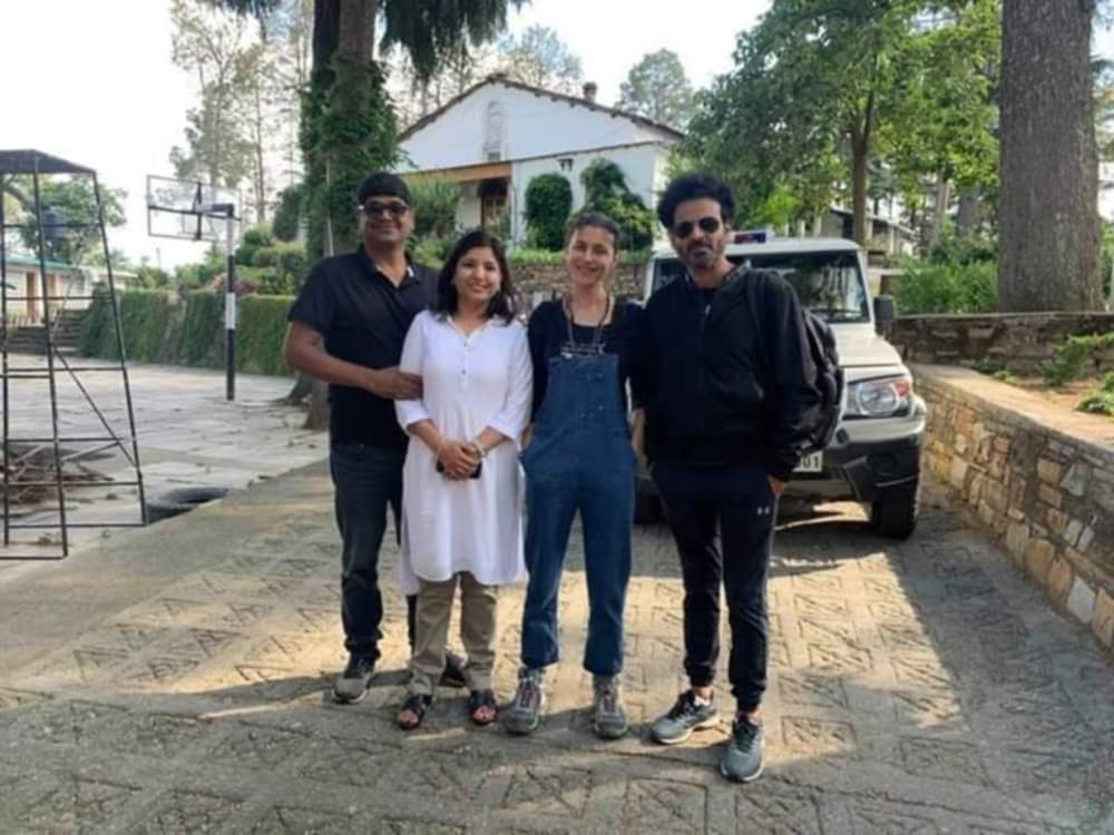 bollywood actor manoj bajpayee in almora, visit in market, public rush comes to see him