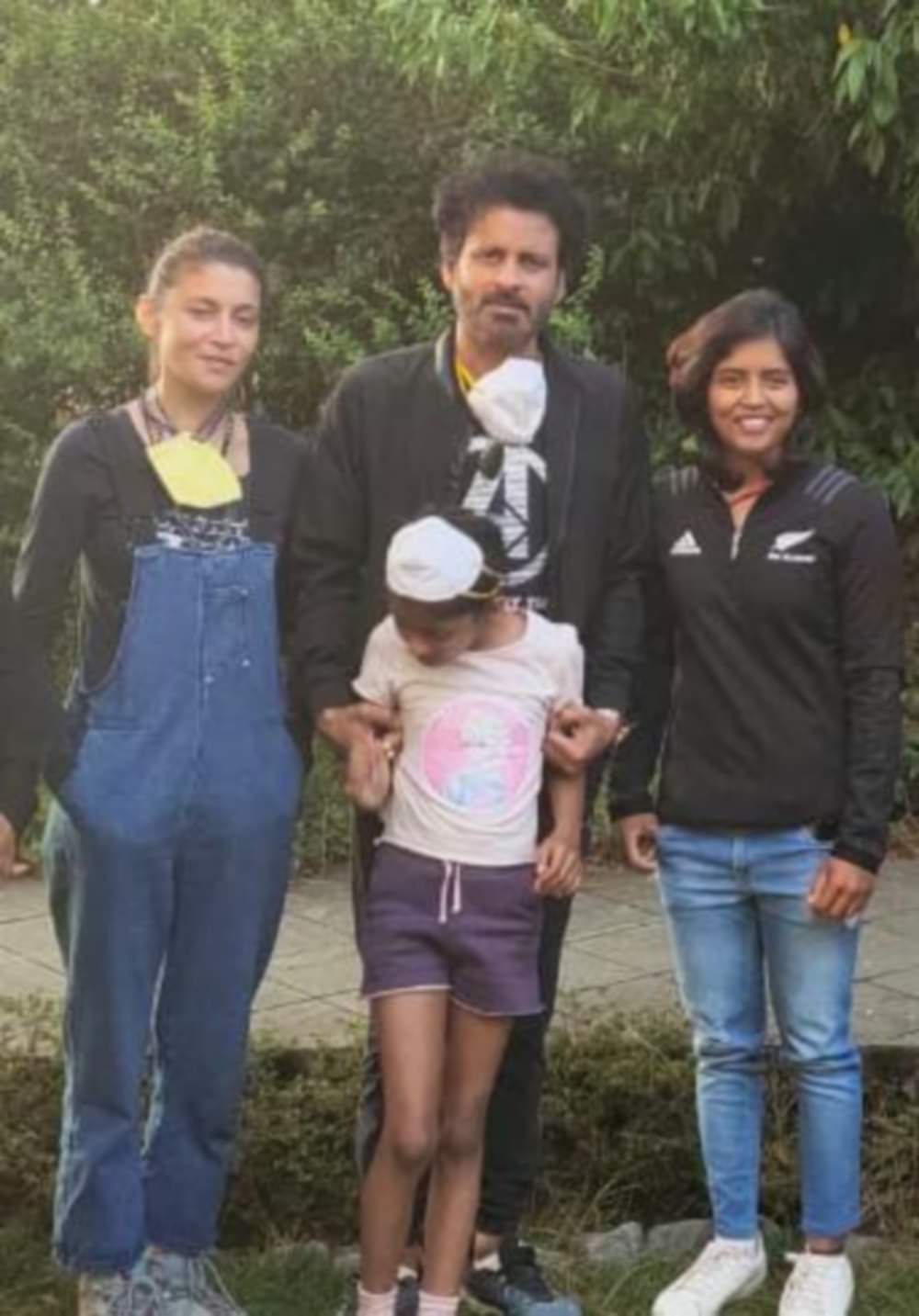 bollywood actor manoj bajpayee in almora, visit in market, public rush comes to see him