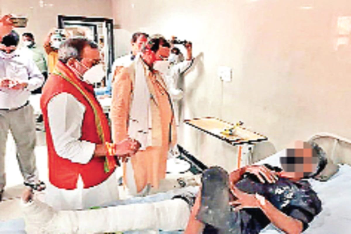 Meerut Uttar Pradesh Latest News in Hindi, The minister Suresh Khanna was visited in the Corona ward of Meerut Medical College by officers