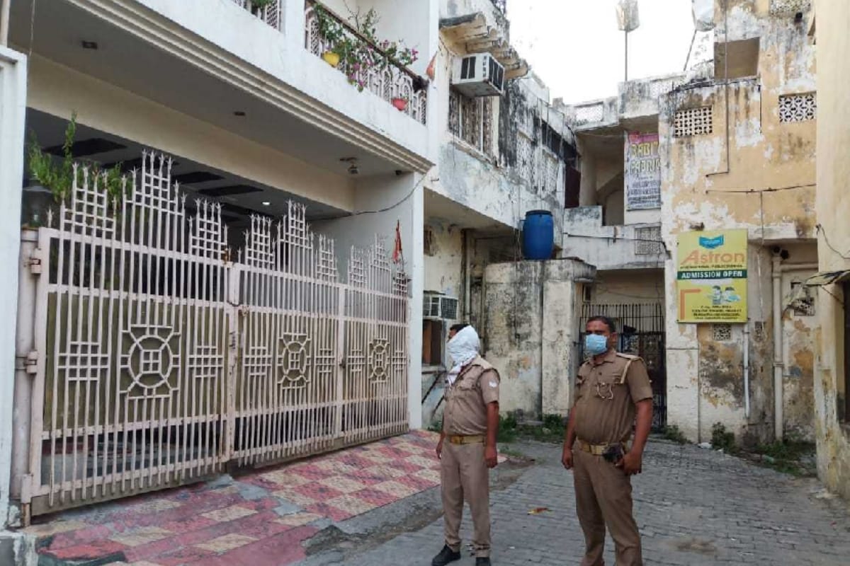 Coronavirus: whole family in Quarantine, many homes are locked in meerut, police making security