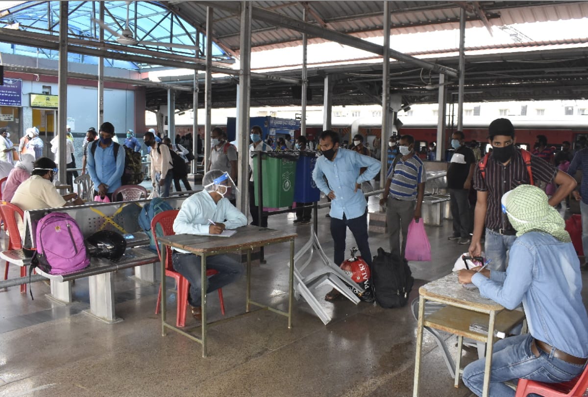 Two thousand passengers left by special trains from Gorakhpur railway station