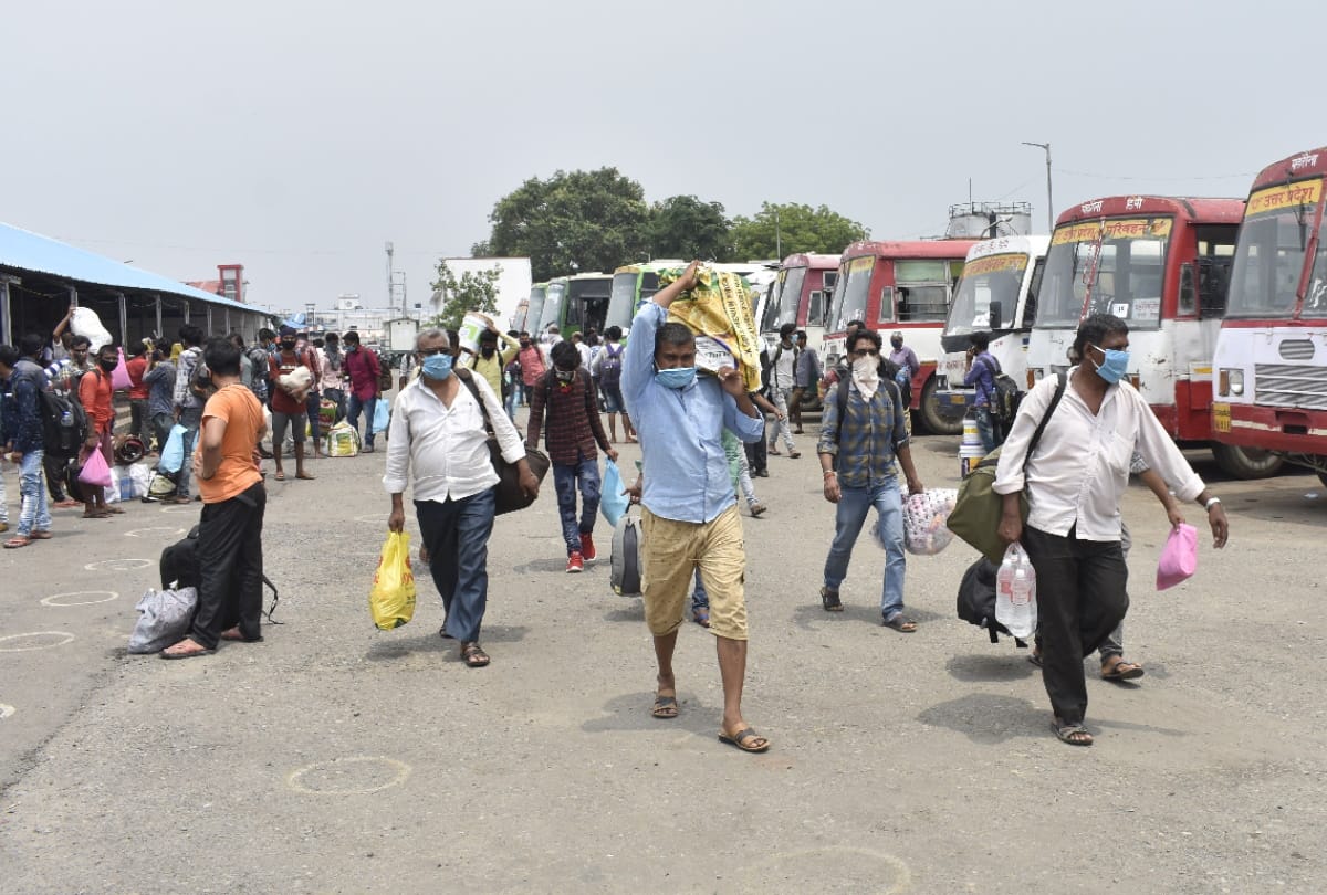 Two thousand passengers left by special trains from Gorakhpur railway station