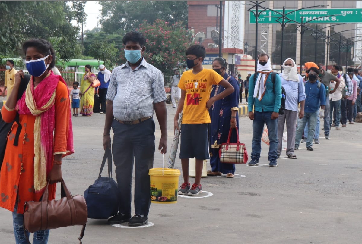 Two thousand passengers left by special trains from Gorakhpur railway station