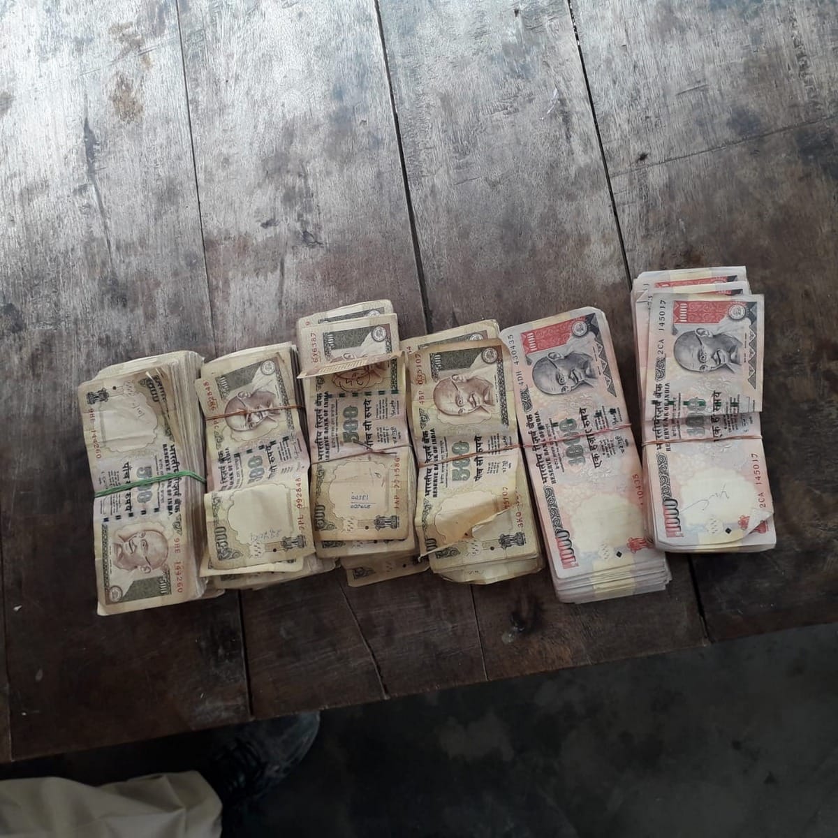 Old indian currency notes of 500 and 1000 recovered scattered on highway in accident police detained two people in azamgarh up