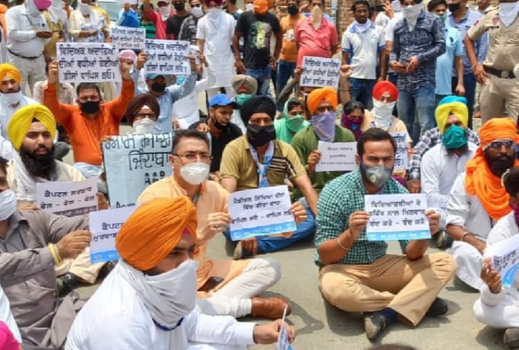 Aam Aadmi Party protests against MBBS course fees hike