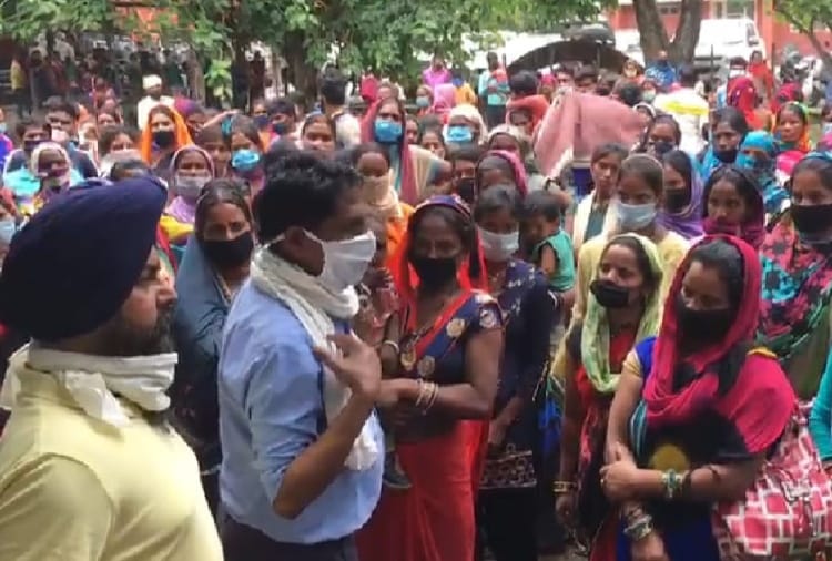 Migrant workers protests at DC office in Amritsar of Punjab