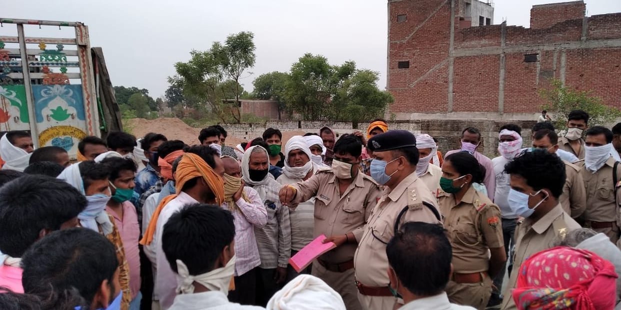 Block worker dies by crushing loader, jammed