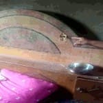 घर में रखे बेड पर गोली के निशान