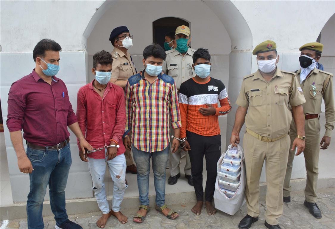 Aligarh UP (Uttar Pradesh) News: Crime in Aligarh cashier looted few days ago arrested as the mastermind of whole crime