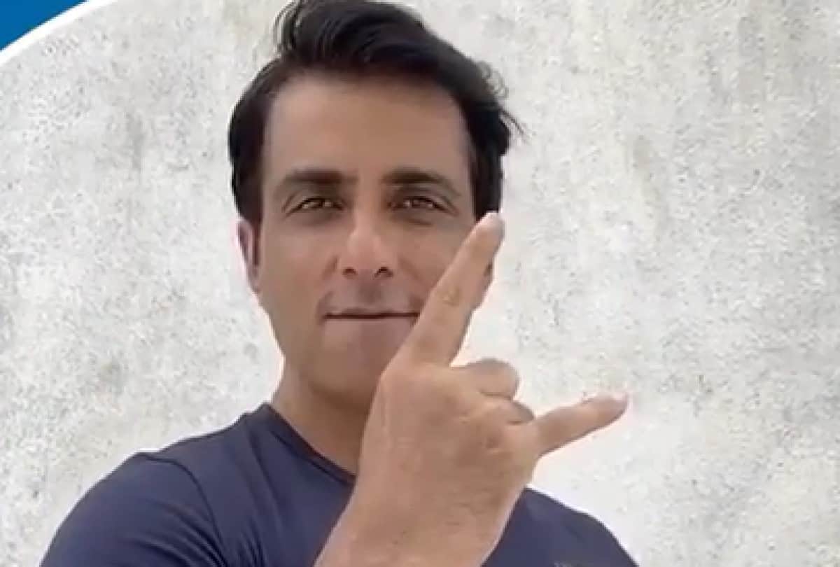 Sonu Sood Turned into 'Bandwala' and Playing 'Dhol' with the team, See Viral Video