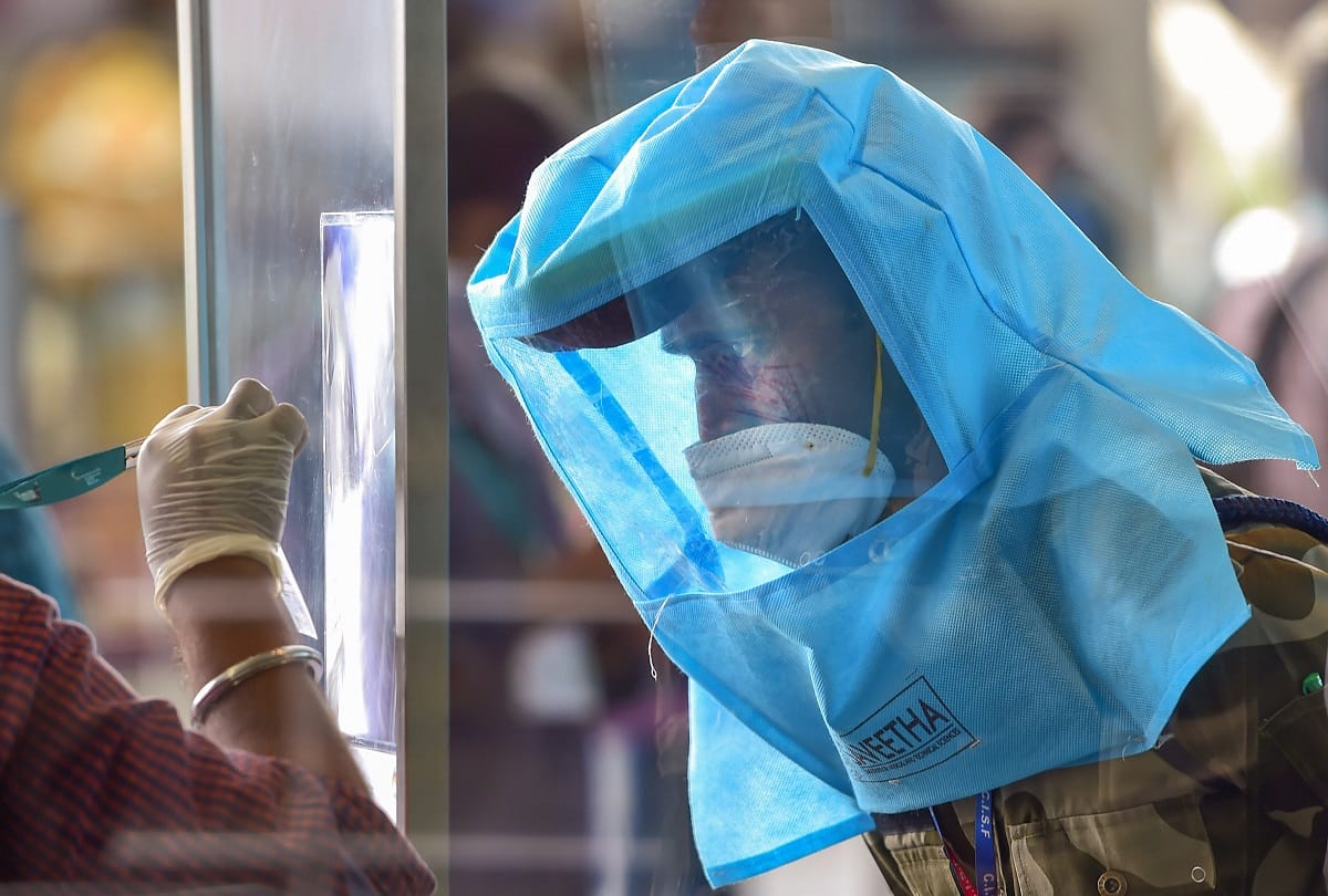 first known instance of likely animal-to-human transmission, Four Infected With a Virus Variant Seen in Mink