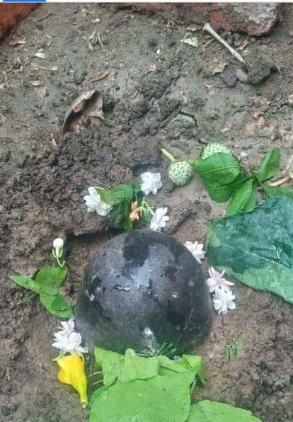 Shivling found buried in empty ground in Chandauli