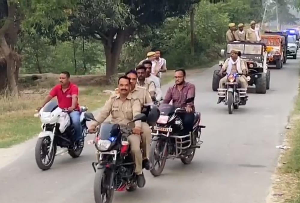Farewell procession of thana incharge in Ambedkarnagar during lockdown.