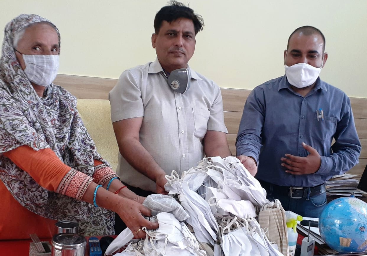 Social worker presented masks to EO