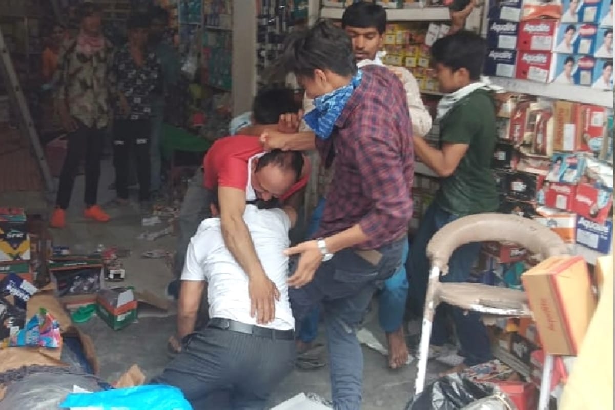 shopkeepers fight over selling goods to the customers in Bijnor, fierce fighting on both sides