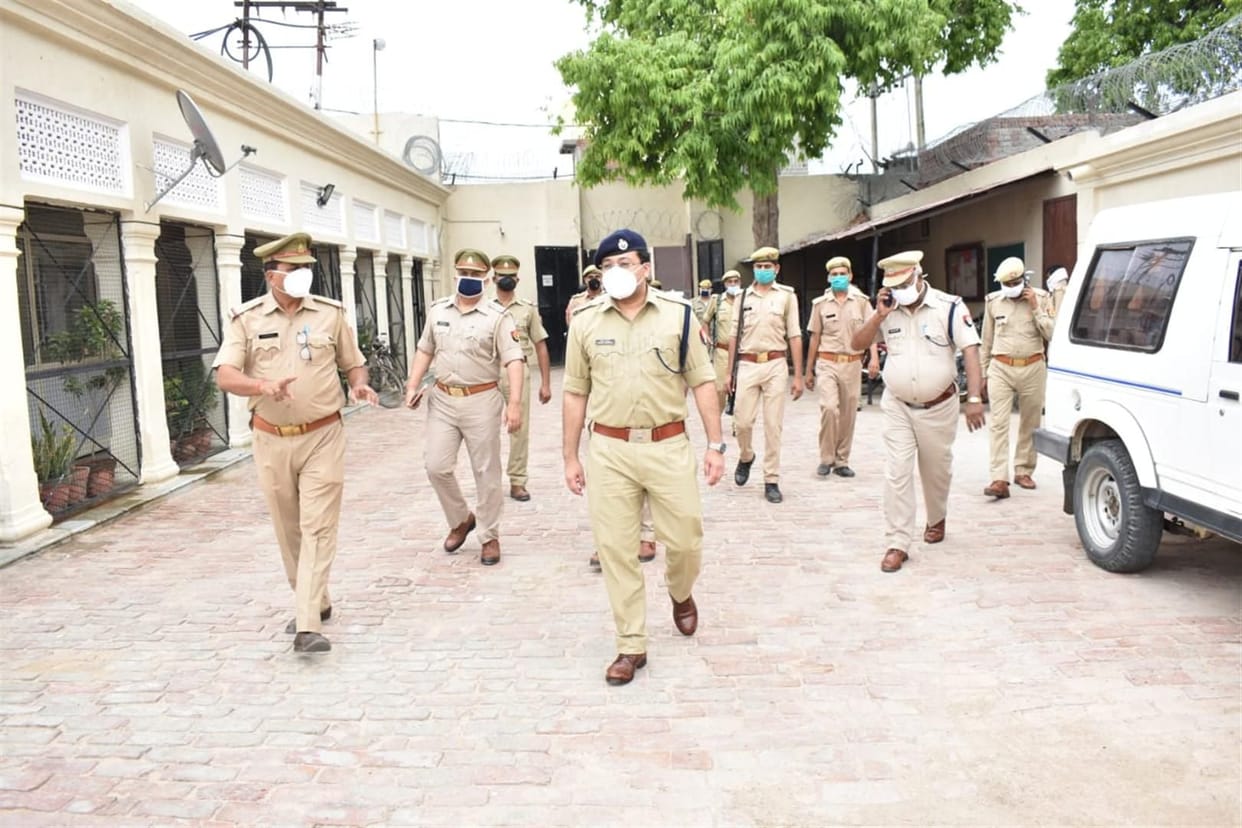 Sasni: SP inspects security arrangements in temporary jail