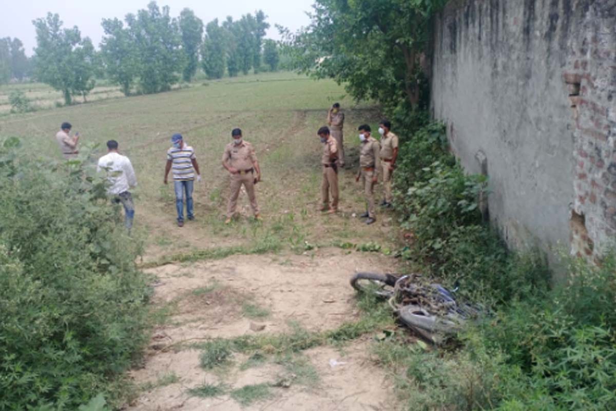 Muzaffarnagar Police arested a wanted criminal worth of fifteen thousand price money