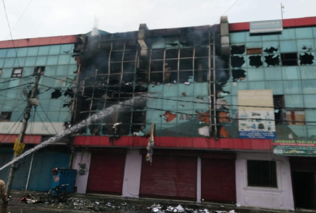 delhi fire catches in commercial building in azadpur area, many fire tenders at spot all update