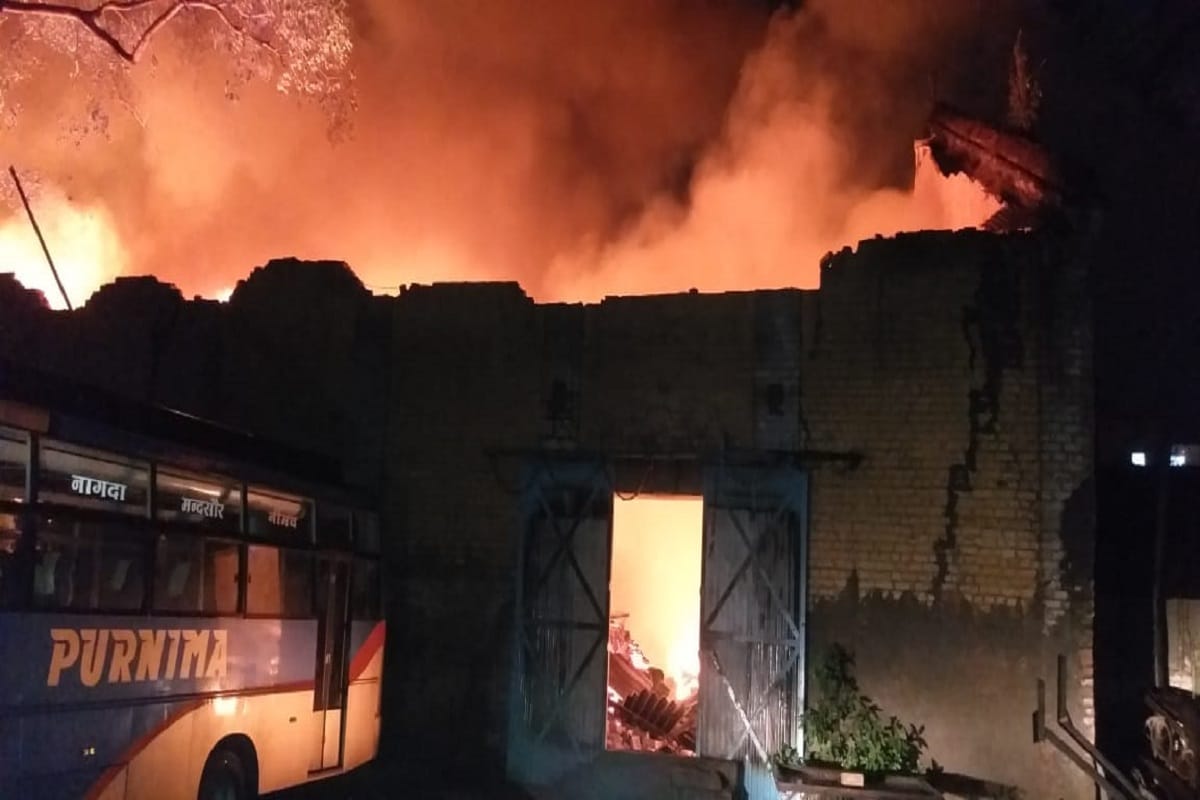 Indore: A massive fire broke out in a cotton godown near Rajkumar Bridge, Fire brigade engaged in extinguishing