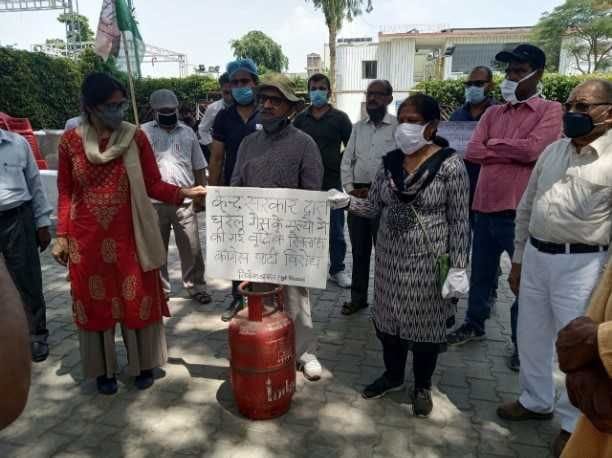 Aligarh: Congress rages over rising LPG price,