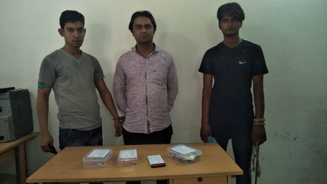 shikshak dampati ke ghar choree karane vaale teen giraphtaar
