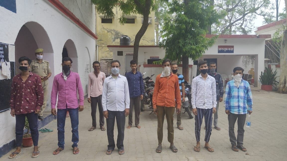 pulis teem par hamale ke 10 aaropee aur giraphtaar
