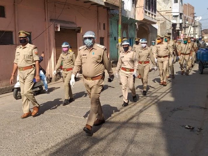 Hathras: Police flag march in hotspot area