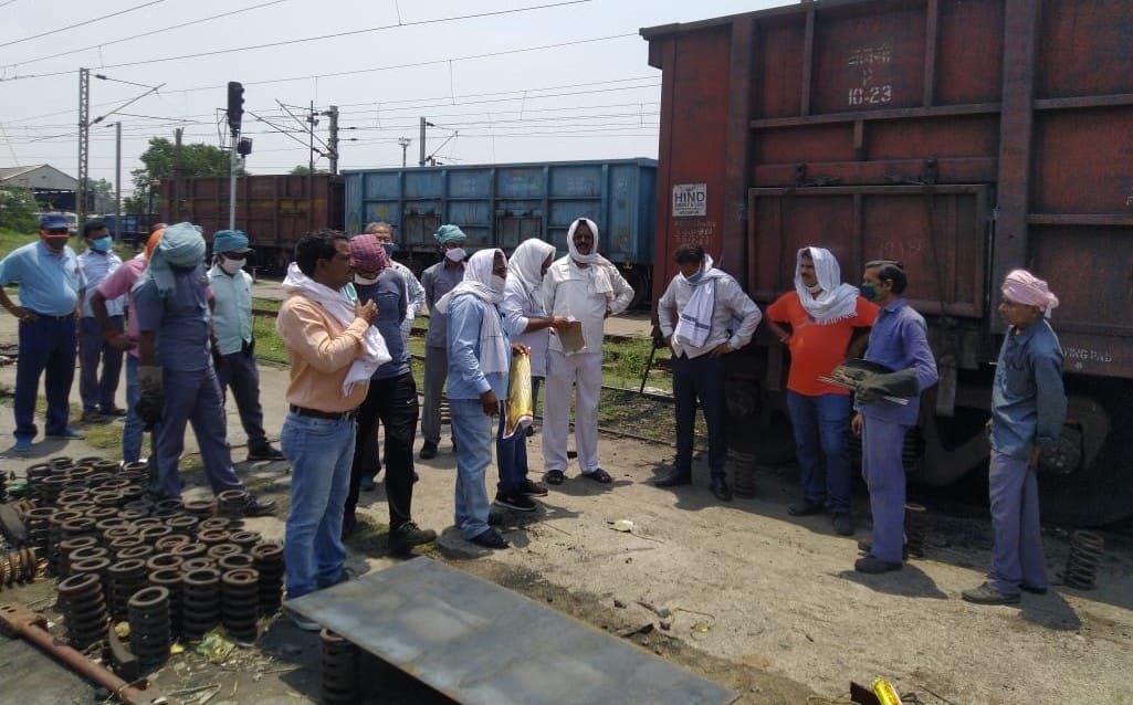 Demonstration by railway workers to stop the dearness allowance