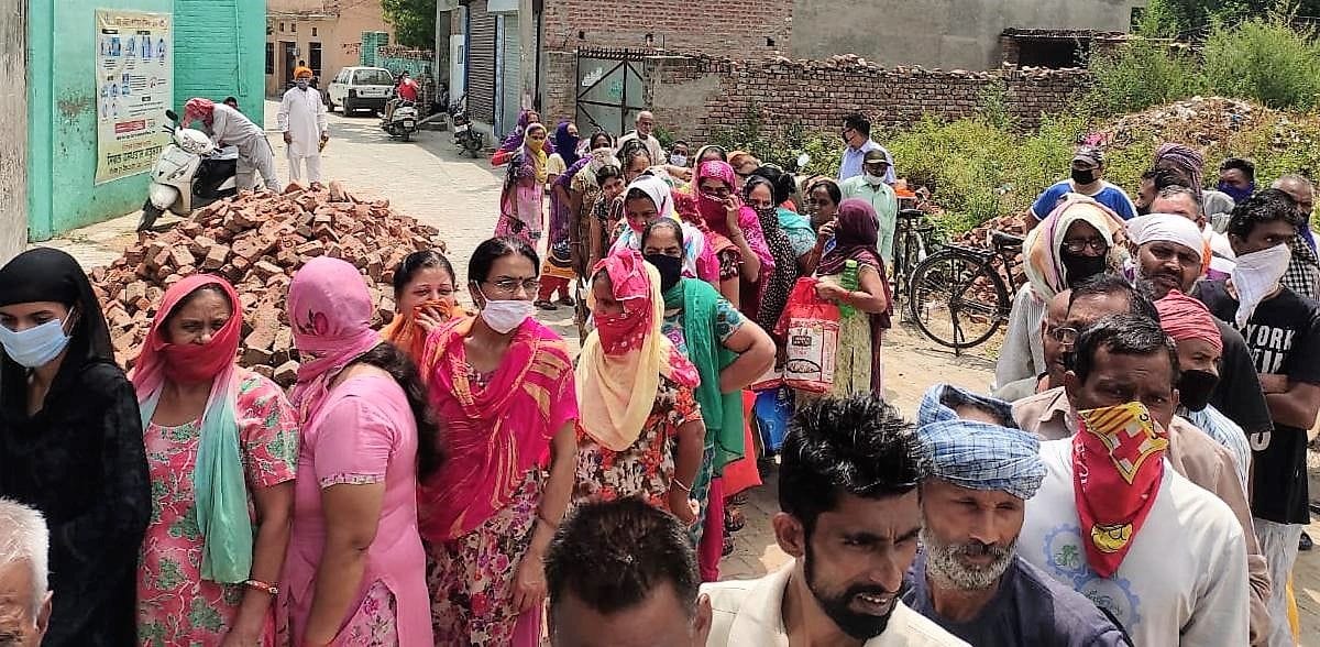 People remained without social distance for two and a half hours for wheat