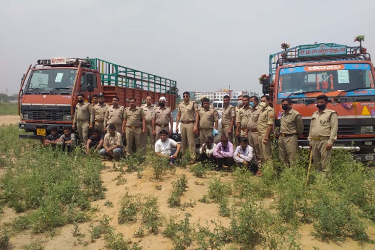 Eight arrested in encounter in Saria gang and police, goods worth about 35 lakhs recovered