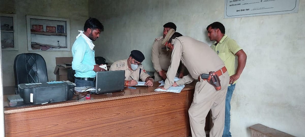miscreants looted 1.19 lakh rupees from Vakrangee Center of UBI in jaunpur up