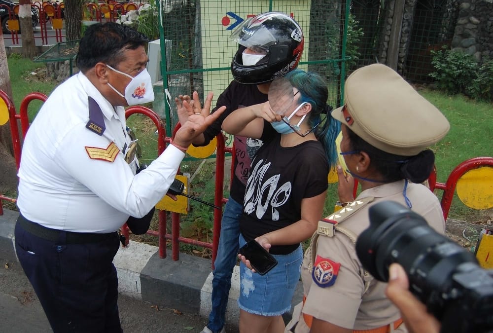 A girl made ruckus when police men asked for papers in Lucknow.