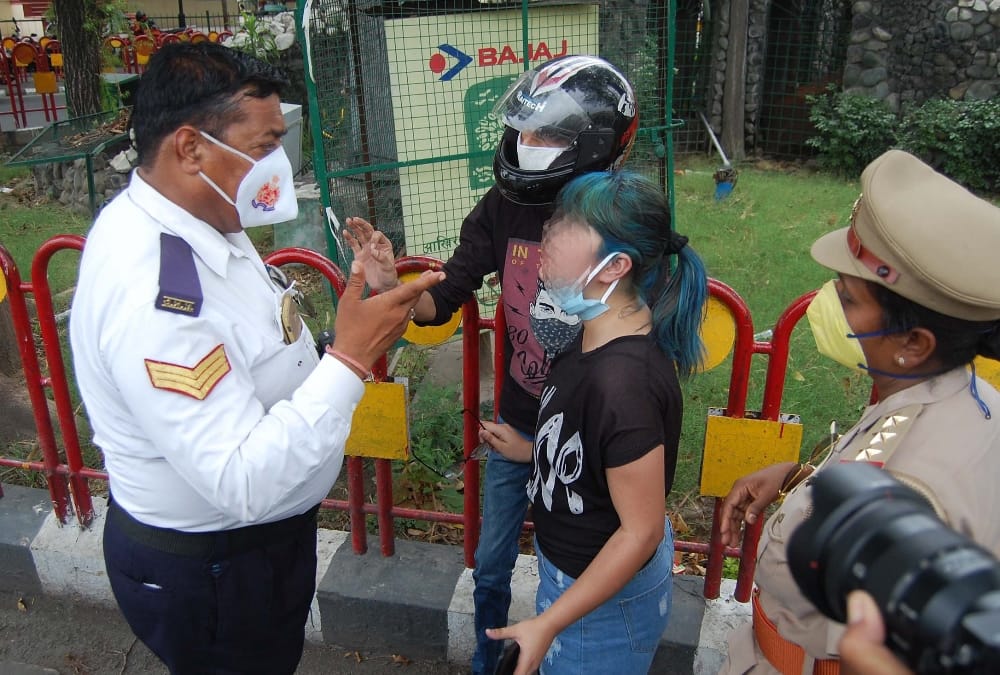 A girl made ruckus when police men asked for papers in Lucknow.