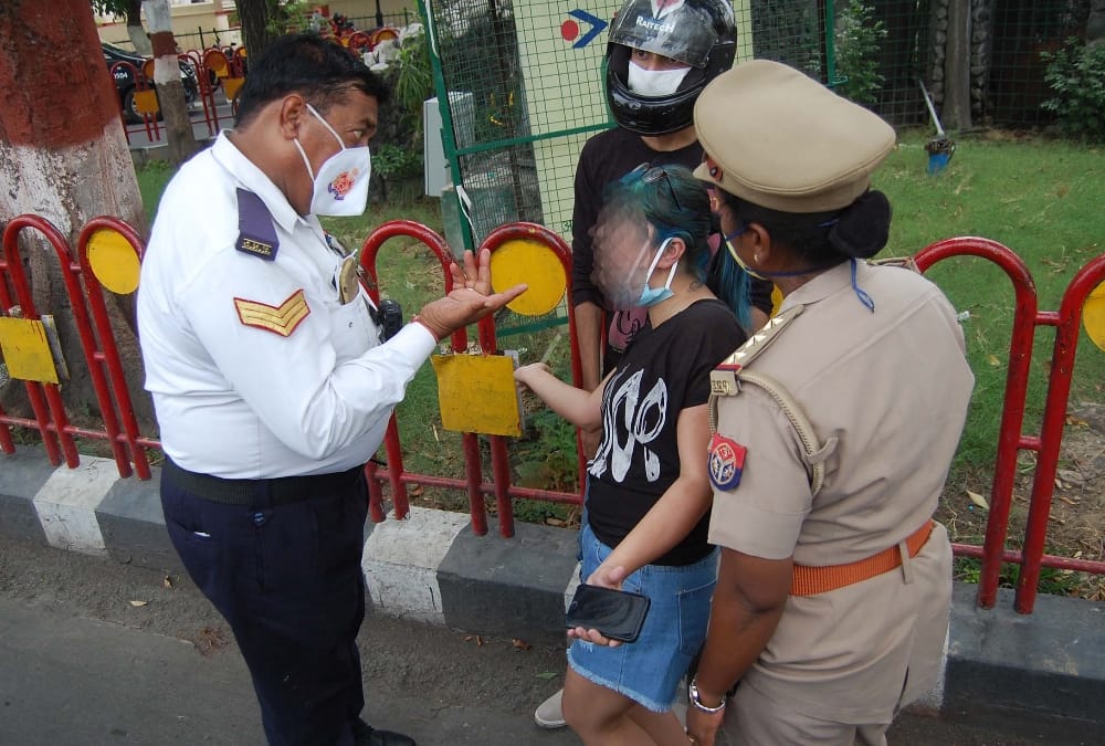 A girl made ruckus when police men asked for papers in Lucknow.