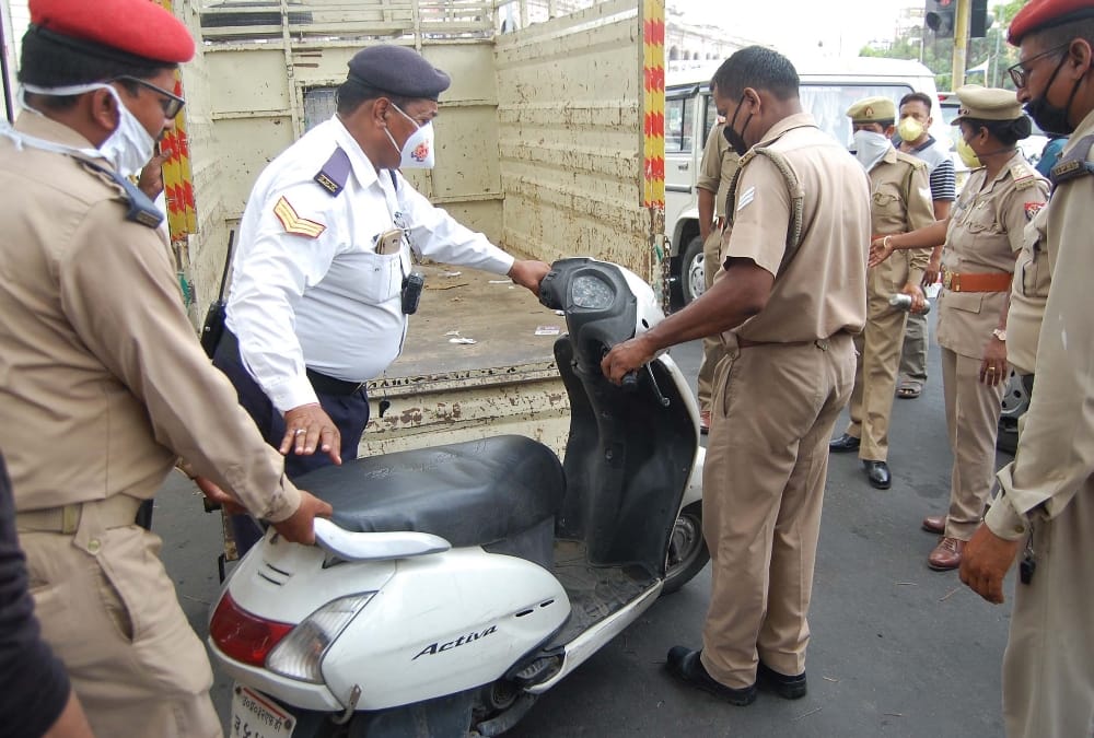 A girl made ruckus when police men asked for papers in Lucknow.