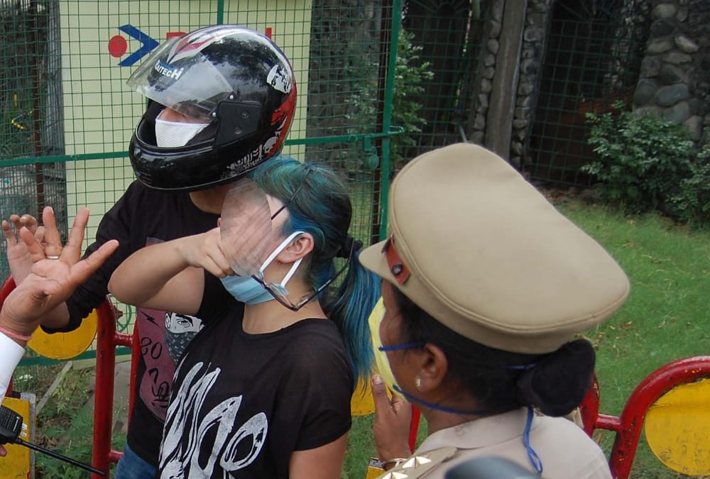 A girl made ruckus when police men asked for papers in Lucknow.
