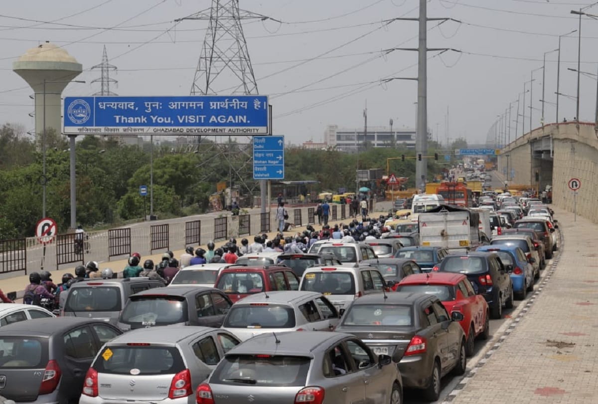 kisan andolan Ghazipur border is closed for traffic due to farmer protests Traffic is diverted from Noida link road on NH-24 and NH-9