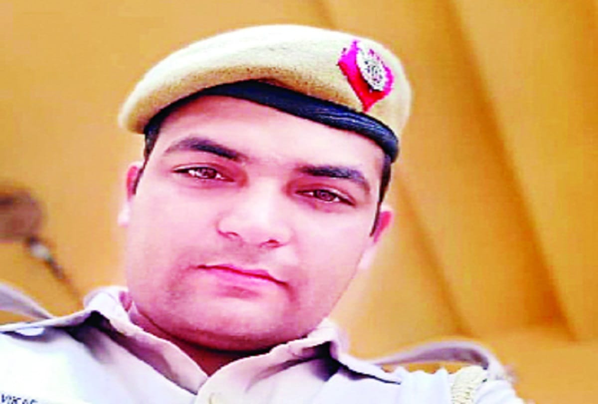 unknown vehicle hit Delhi Police constable he dead