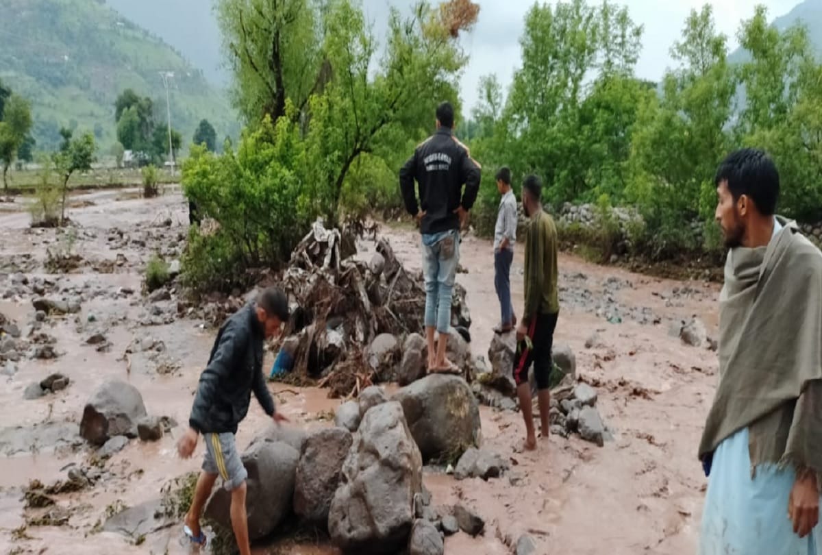 Jammu and Kashmir: Cloud burst in Poonch many vehicles drain