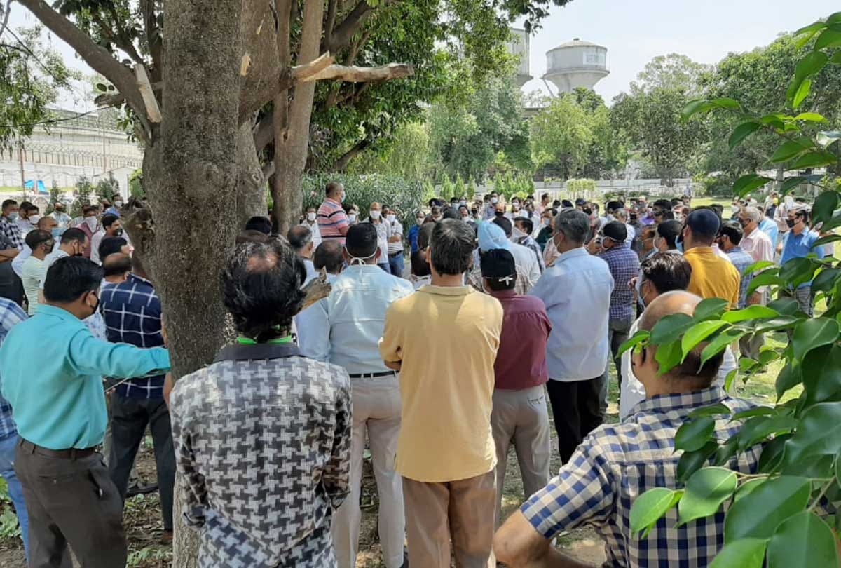 Demonstration of workers amidst the preparations for darbar move