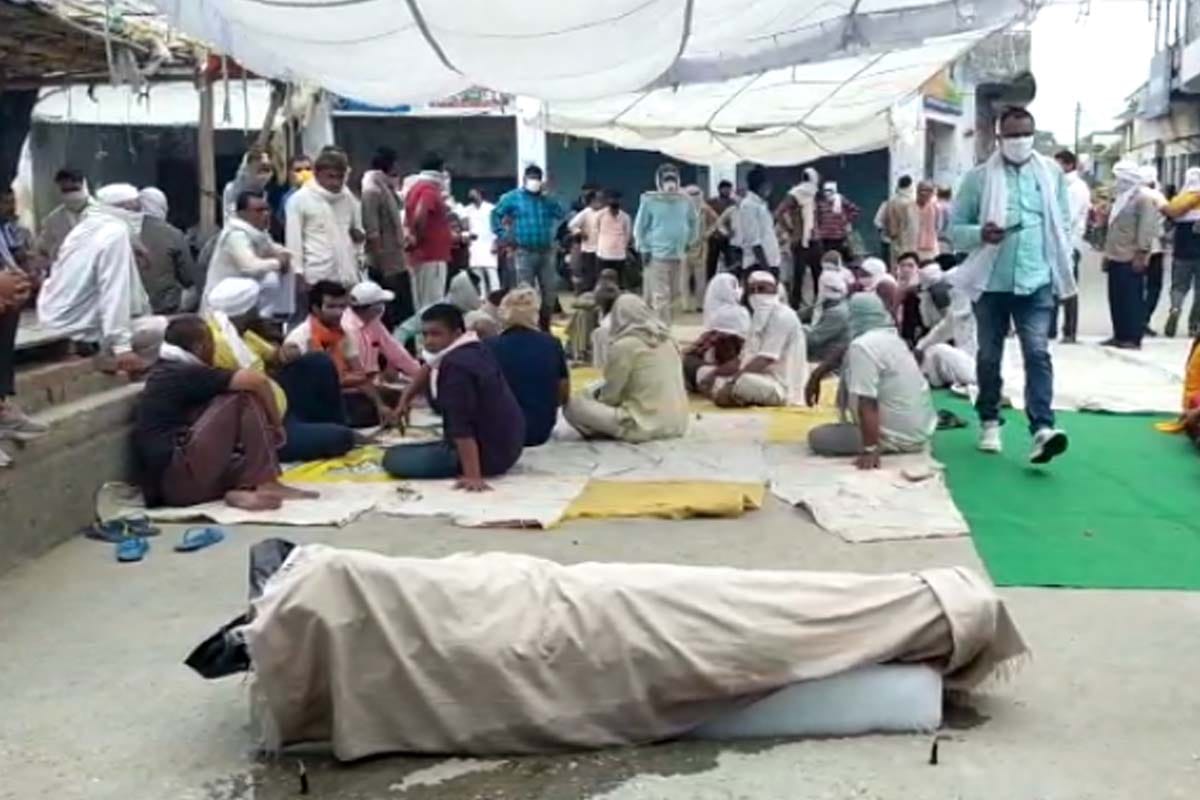 Sugarcane farmer suicide in Muzaffarnagar: Villagers refuse to cremate the body, serious allegations against mill management