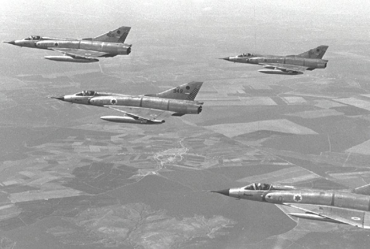 Israel strikes missile on Syrias capital and southern suburbs