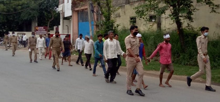 ranjish mein do pakshon mein patharaav, 14 log ghaayal