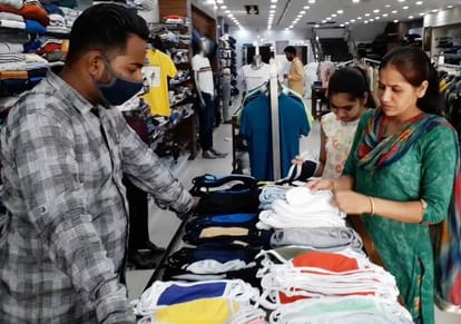 मुक्तसर के शोरूम में मास्क पसंद करती महिला।