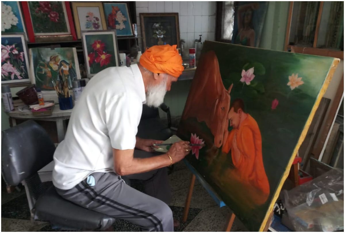 Noida: Colonel Karamjit Singh made unique gift on cm Yogi adityanath birthday