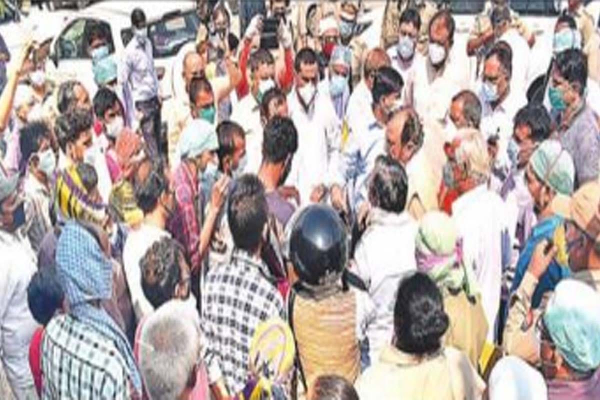 BJP stuck in the coranavirus for politics, first Modi kitchen now violated social distance under ministerial supervision