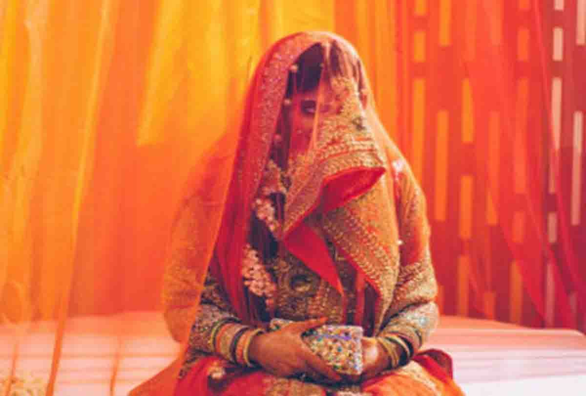 bride returned the procession after seeing the groom of double age
