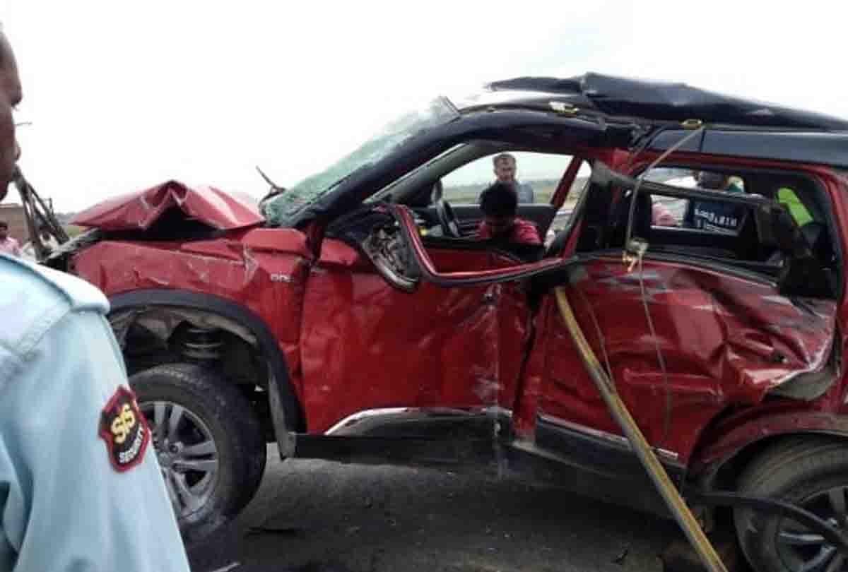 Horrific road accident on Agra Lucknow Expressway, two killed