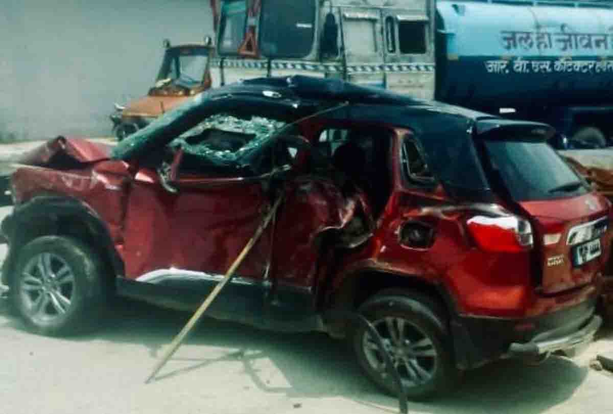 Horrific road accident on Agra Lucknow Expressway, two killed